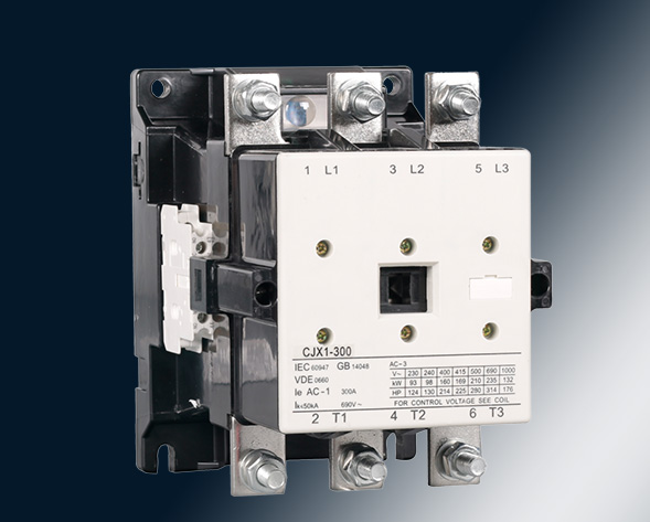 CJX1交流接觸器適用于交流50Hz或60Hz、電壓至690V、電流至475A的電力線(xiàn)路中，供遠(yuǎn)距離頻繁起動(dòng)和控制電動(dòng)機(jī)及接通與分?jǐn)嚯娐?。?jīng)加裝機(jī)械聯(lián)鎖機(jī)構(gòu)后組…